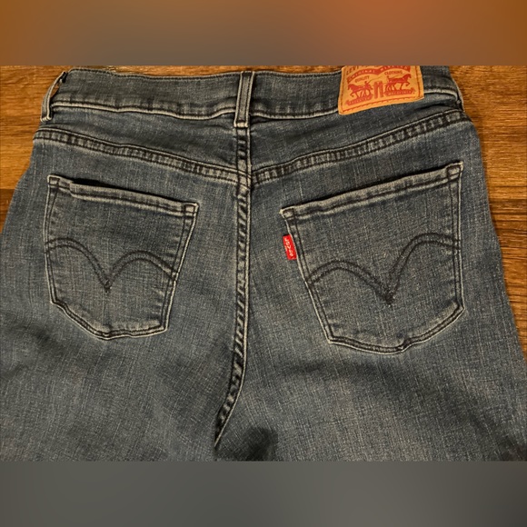 LEVI'S Classic Capri Mid Rise Medium Wash Blue Denim Jeans Women's Size 4 - Picture 2 of 4